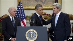 21일 백악관에서 바락 오바마 미국 대통령(가운데)이 존 케리 상원 외교위원장(오른쪽)을 차기 국무장관으로 지명했다.