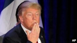 Donald Trump fait un bisou à distance à ses fanatiques après son discours avant la nuit de caucus, à Des Moines, dans l’Iowa, 1er février 2016.