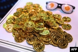 Bitcoin terlihat di konsensus, acara utama Coindesk dan platform data untuk ekonomi kripto global, di Pusat Konvensi dan Pameran di Hong Kong pada 19 Februari 2025. (Foto: AFP)