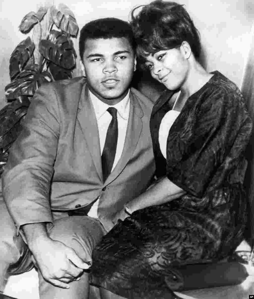 محمدعلی با اولین همسرش سونجا در ۱۹۶۴.