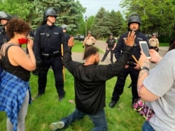 27일 미국 미네소타주 오크데일에서 경찰의 총격에 사망한 흑인 남성에 대한 시위가 열린 가운데 남성이 경찰 앞에 무릎을 꿇고 무고한 시민의 죽음에 대해 항의하고 있다. 27일 미국 미네소타주 오크데일에서 경찰의 총격에 사망한 흑인 남성에 대한 시위가 열린 가운데 남성이 경찰 앞에 무릎을 꿇고 무고한 시민의 죽음에 대해 항의하고 있다.