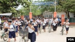 (រូប​មិន​ទាក់ទង) ក្មេង​សិស្សបឋម​សិក្សា​កេសរារាមចាក​ចេញ​ពី​សាលា​របស់​គេ​ កាល​ពី​​​ថ្ងៃសុក្រ ​ទី​២០​ ខែ​មីនា​ ឆ្នាំ​២០១៥​ ក្នុងខេត្ត​​សៀមរាប​​ ប្រទេស​កម្ពុជា​។ (នូវ​ ពៅលក្ខិណា​/VOA)