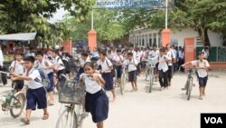 ក្មេង​សិស្សបឋម​សិក្សា​កេសរារាមចាក​ចេញ​ពី​សាលា​របស់​គេ​ កាល​ពី​​​ថ្ងៃសុក្រ ​ទី​២០​ ខែ​មីនា​ ឆ្នាំ​២០១៥​ ក្នុងខេត្ត​​សៀមរាប​​ ប្រទេស​កម្ពុជា។ (នូវ​ ពៅលក្ខិណា​/VOA)