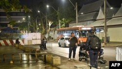 ສະມາຊິກ​ຂອງ​ກົມ​ສືບສວນ​ກາງ (CIB) ຢືນ​ຢູ່​ໃກ້​ກັບ​ບ່ອນ​ທີ່​ມີ​ລາຍ​ງານ​ວ່າ ສະມາຊິກ​ສະພາ​ກຳປູ​ເຈຍ​ຄົນ​ໜຶ່ງ​ຖືກ​ຍິງ, ຢູ່​ບາງກອກ​ໃນ​ວັນ​ທີ 7 ມັງກອນ 2025.