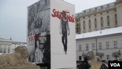 波兰首都华沙街头的宣传画，反映团结工会和罗马教皇约翰保罗二世。