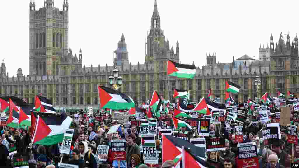 اشتراک کنندگان در این راهپیمایی بیرق&zwnj;های سرخ، سفید و سبز رنگ فلسطین را به اهتزاز در آوردند