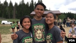 ការ​ចូល​រួម​ក្នុង​ការ​បោះ​ជំរំប្រចាំ​ឆ្នាំ ធ្វើ​ឲ្យកូន​ខ្មែរ​ដែល​គ្រួសារ​អាមេរិកាំង​យក​មកចិញ្ចឹម មាន​ភាព​ស្និទ្ធស្នាល​គ្នា​ដូច​បង​ប្ពូន​បង្កើត។ (ប៉ូច រាសី/VOA)