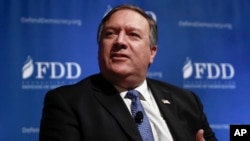 Direktur CIA Mike Pompeo berbicara dalam sebuah pertemuan puncak keamanan dan pertahanan di Washington, 19 Oktober 2017. 