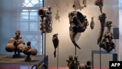 Des objets et des statuettes de la collection d'art vaudou africain sont exposés au nouveau musée des arts vaudou à Strasbourg, dans l'est de la France, le 10 janvier 2014.