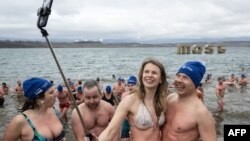 ชาวเชคสร้างสถิติใหม่ แห่ว่ายน้ำหมู่ความเย็นเกือบติดลบ กว่า 2,400 คน