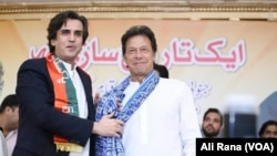 جنوبی پنجاب صوبہ محاذ کے صدر خسرو بختیار اپنے گروپ کو پاکستان تحریک انصاف میں ضم کرنے کے موقع پرعمران خان کے ساتھ ۔ 9 مئی 2018