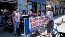 10일 미국 뉴욕주 롱비치에서 신종 코로나바이러스 감염 사태로 문를 닫았던 카페가 다시 손님을 받고 있다.