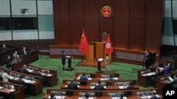 2022年，新当选的香港议员特首林郑月娥监誓下“宣誓”就任。（美联社）