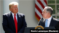 Le président des États-Unis, Donald Trump, et l’Administrateur de l’EPA, Scott Pruitt, après avoir annoncé sa décision de retirer les États-Unis de l’Accord de Paris sur le climat, à Washington, le 1er juin 2017.