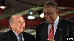 Le président Sepp Blatter , à gauche, serre la main du président de la CAF , Issa Hayatou, lors de la cérémonie d'ouverture du Centre international de radiodiffusion ( IBC ) à Johannesburg , Afrique du Sud .June 2, 2010
