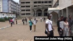 Des jeunes étudiants dans la cour d’une université privée à Yaoundé le 29 octobre 2020. (VOA/Emmanuel Jules Ntap)