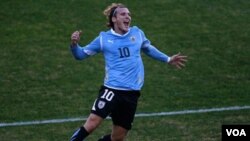 Penyerang Uruguay Diego Forlan merayakan keberhasilannya mencetak gol ke gawang Paraguay dalam final Copa America di Buenos Aires, Argentina, Minggu (24/7). Forlan dilaporkan telah dihubungi klub Italia Inter Milan dan klub Turki Galatasaray.