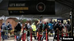 Radnici čekaju ispred fabrike kompanije Fijat Krajsler u Vorenu, u Mičigenu, 18. maj 2020. (Foto: Reuters/Rebecca Cook)