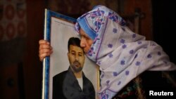 Isroil qamoqxonasida 20 yildan beri saqlanayotgan falastinlik Salah al-Shoirning onasi o'g'lining suratini o'pmoqda, Al-Shoir tez orada ozod etilishi kutilmoqda, G'azo Sektori, 12-avgust, 2013-yil