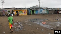 A scene from every day life in West Point, Monrovia, Liberia, Sept. 25, 2014. (Benno Muchler /VOA)