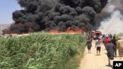 Foto yang dirilis oleh Layanan Darurat Qab Elias ini menunjukkan adanya asap dari kamp pengungsi Suriah di Qab Elias, sebuah desa di Lembah Bekaa, Lebanon, 2 Juli 2017.