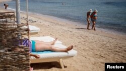Des touristes sur la plage la mer Rouge, Egypte, 21 août 2016.