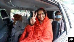 سادوي رتمبارا د بابري جومات د ړنګېدو په ورځ هغه زرګونه هندو رضاکارن هڅولي وو چې د جومات په ویجاړولو کې یې برخه لرله. 