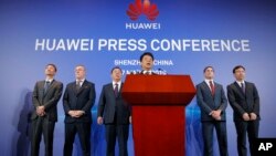 华为公司2019年3月7日在深圳召集新闻发布会宣布起诉美国政府，华为轮值董事长郭平在其他管理人员前讲话。