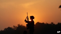 Seorang tentara India berjaga-jaga di atap sebuah rumah di luar pangkalan udara India di Pathankot, India, Minggu, 3 Januari 2016.