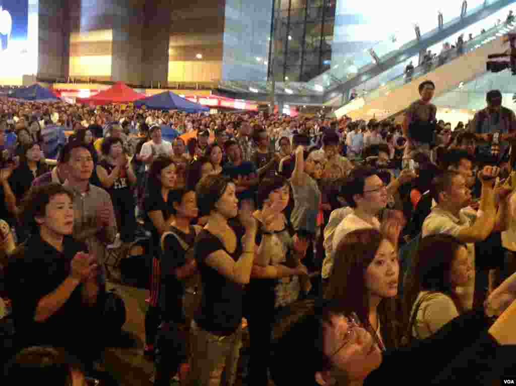 数以千计的学生和市民在金钟雨伞广场声援学联代表 (美国之音图片/海燕拍摄)