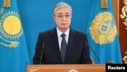 រូបឯកសារ៖ ប្រធានាធិបតី​កាហ្សាក់ស្ថាន​លោក Kassym-Jomart Tokaev ក្នុង​អំឡុង​ពេល​ថ្លែង​សុន្ទរកថា​តាម​ទូរទស្សន៍​ដល់​ប្រជាជាតិ បន្ទាប់ពី​ការតវ៉ា​ដែល​បង្ក​ឡើង​ដោយ​ការដំឡើង​ថ្លៃ​ប្រេង​នៅ​ក្នុង​ក្រុង Nur-Sultan ប្រទេស​កាហ្សាក់ស្ថាន ថ្ងៃ​ទី៧ ខែ​មករា ឆ្នាំ២០២២។