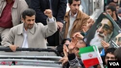 Presiden Mahmoud Ahmadinejad menyalami para warga yang merayakan HUT ke-32 Revolusi Islam Iran di Teheran, Jumat (11/2).