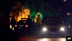 26일 중국 베이징의 영빈관인 댜오위타이 주변 경비가 크게 강화된 가운데, 일부 차량이 검문을 거쳐 출입하고 있다. '블룸버그' 통신 등은 소식통을 인용해 김정은 북한 국무위원장이 베이징을 방문 중이라고 보도했다.