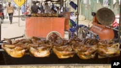 មាន់​អាំង​នៅ​ផ្សារ​មួយ​ក្នុង​ខេត្ត​សៀមរាប។ (១៤ មីនា ២០០៧)