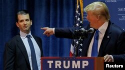 Le président Donald Trump présente son fils lors de la campagne pour la présidentielle à Manchester, New Hampshire, 11 novembre 2015.