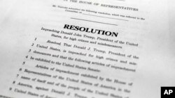 ច្បាប់ចម្លងមួយស្តីពីបទចោទទម្លាក់ប្រធានាធិបតីពីតំណែង ចេញផ្សាយកាលពីថ្ងៃទី១០ ខែធ្នូ ឆ្នាំ២០១៩ នៅរដ្ឋធានីវ៉ាស៊ីនតោន។