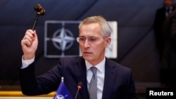 Sekretaris Jenderal NATO Jens Stoltenberg memegang palu saat menghadiri pertemuan Dewan Atlantik Utara dalam sesi menteri pertahanan NATO di markas besar Aliansi di Brussels, Belgia, 15 Februari 2024. (Foto: REUTERS/Johanna Geron)