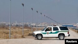 Un véhicule de la police des frontières des États-Unis entre les États-Unis et le Mexique à El Paso, au Texas.