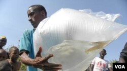 International research team and its Senegalese partner, Espoir Pour la Santé, a non-governmental biomedical research center, stock a river access point with prawns. (Photo: Susanne Sokolow)
