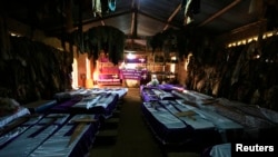 Des cercueils dans l'église de Nyamata après les massacres du génocide rwandais, le 9 avril 1994 