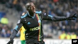 Le défenseur sénégalais Souleymane Diawara jubile après avoir marqué contre le MSK Zilina lors de son match de football de la Ligue des Champions Groupe F, au stade Vélodrome de Marseille, dans le sud de la France, le 19 octobre 2010.