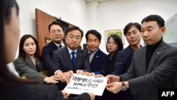  ຜູ້ນໍາຝ່າຍຄ້ານຍື່ນຢັດຕິຖອດຖອນປະທານາທິບໍດີ ຢຸນ ຊອກ ຢອລ ຂອງ ເກົາຫຼີໃຕ້ ຕໍ່ສະພາແຫ່ງຊາດໃນ ນະຄອນຫຼວງ ໂຊລ ເມື່ອວັນທີ 04 ທັນວາ 20124