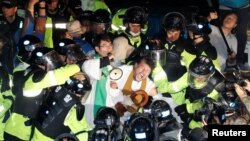 មនុស្ស​ម្នា​ប៉ះទង្គិច​ជាមួយ​នឹង​ប៉ូលិស​កុបកម្ម​ក្នុង​បាតុកម្ម​មួយ​ប្រឆាំង​នឹង​ការ​តំឡើង​ប្រព័ន្ធ​ស្ទាក់​ចាប់​មីស៊ីល THAAD ក្នុង​តំបន់ Seongju ប្រទេស​កូរ៉េ​ខាង​ត្បូង​ កាលពី​ថ្ងៃទី៧ ខែកញ្ញា ឆ្នាំ២០១៧។