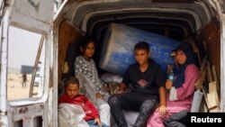 Wapalestina wanaokimbia Rafah kufuatia mashambulizi yanayofanywa na Israel katika mji huo. 