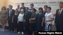 HRW Toshkentda yuqori lavozimli rasmiylar, qonunchilar va fuqarolik jamiyati vakillari bilan muloqotda