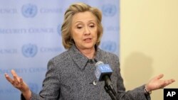 Hillary Rodham Clinton memberikan pernyataan mengenai kontroversi email dalam konferensi pers di kota New York (10/3). (AP/Seth Wenig)