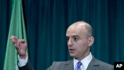 ឯក​អគ្គ​រាជទូត​អារ៉ាប៊ីសាអូឌីត Adel al-Jubeir និយាយ​ទៅ​កាន់​អ្នក​កាសែត​ក្នុង​រដ្ឋធានី​វ៉ស៊ីនតោន កាលពី​ថ្ងៃទី១៥ ខែមេសា ឆ្នាំ២០១៥។