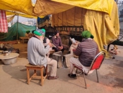 Protesters sit on highways in India that have turned into their homes. (A. Pasricha/VOA)