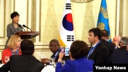 박근혜 한국 대통령이 21일 청와대 영빈관에서 열린 국제민주연맹 당수회의에 참석해 인사말을 하고 있다. 