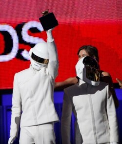 ARHIVA - Daft Pank primaju nagradu za snimak godine za pesmu "Get Lucky" na 56. godišnjoj dodeli Gremija u Los Anđelesu.